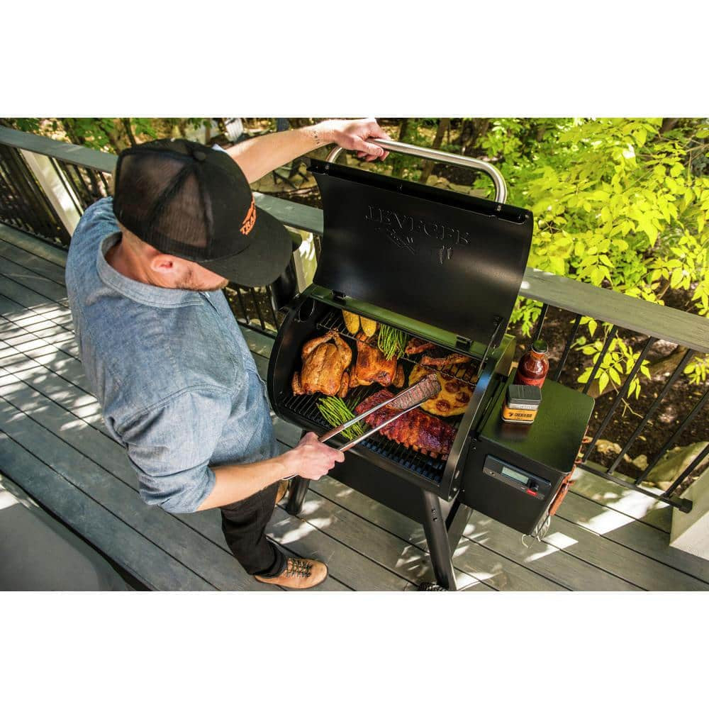 Pro 575 Wifi Pellet Grill and Smoker in Black